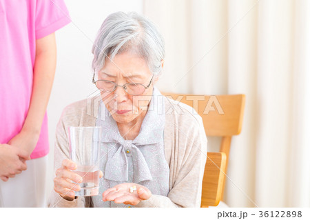 薬を飲む高齢者の手元　老人　風邪　病気 36122898