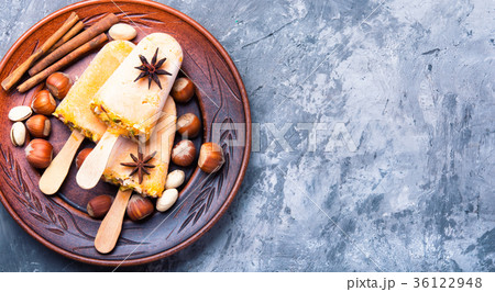 ice cream with nuts 36122948