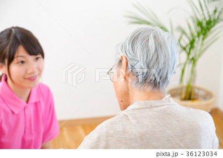 会話をする高齢者と介助者 介護イメージ 移乗 介助シーン お話を聞く 老人 会話をする高齢者と介助者 介護イメージ 移乗 介助シーン お話を聞く 老人 36123034