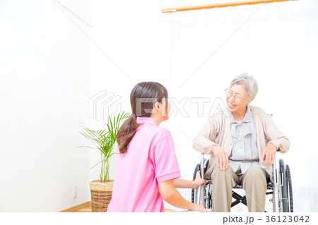 会話をする高齢者と介助者 介護イメージ 移乗 介助シーン お話を聞く 老人 会話をする高齢者と介助者 介護イメージ 移乗 介助シーン お話を聞く 老人 36123042