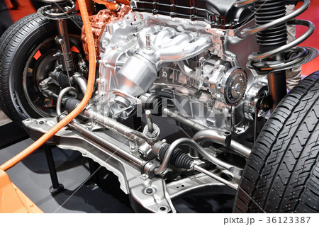 モーターショーの自動車エンジン 36123387