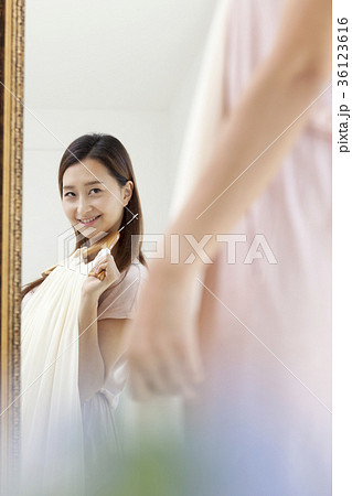 若い女性 鏡 朝 36123616