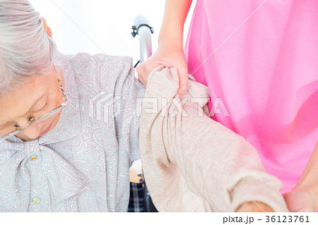 介護イメージ 移乗 介助シーン お話を聞く 老人 風邪 病気 介護イメージ 移乗 介助シーン お話を聞く 老人 風邪 病気 36123761