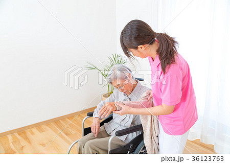 介護イメージ　移乗　介助シーン　お話を聞く　老人　風邪　病気 36123763