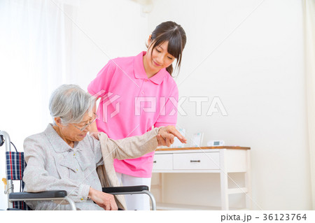 介護イメージ 移乗 介助シーン お話を聞く 老人 風邪 病気 介護イメージ 移乗 介助シーン お話を聞く 老人 風邪 病気 36123764