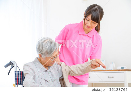 介護イメージ　移乗　介助シーン　お話を聞く　老人　風邪　病気 36123765