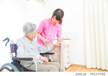 介護イメージ 移乗 介助シーン お話を聞く 老人 風邪 病気 介護イメージ 移乗 介助シーン お話を聞く 老人 風邪 病気 36123766