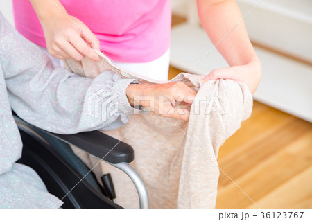 介護イメージ 移乗 介助シーン お話を聞く 老人 風邪 病気 介護イメージ 移乗 介助シーン お話を聞く 老人 風邪 病気 36123767