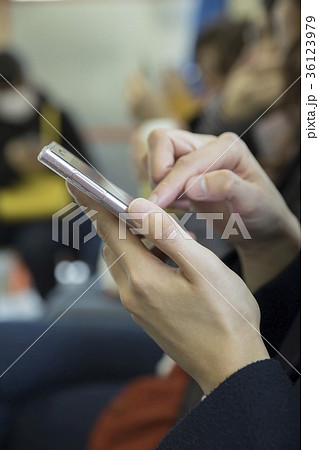 待合室でスマホを操作する女性手元 待合室でスマホを操作する女性手元 36123979