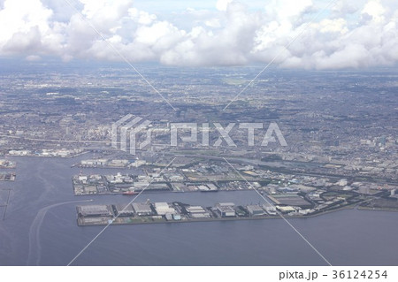 東京湾上空から見る千葉県船橋市と習志野市の千葉港、湾岸道路と背景に広がる関東平野 東京湾上空から見る千葉県船橋市と習志野市の千葉港、湾岸道路と背景に広がる関東平野 36124254