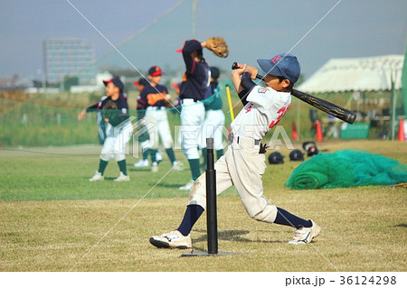 試合でバッティングしている野球少年の写真素材