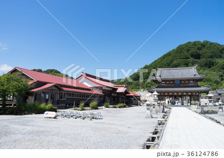 恐山霊場にある山門と境内のイメージ 恐山霊場にある山門と境内のイメージ 36124786