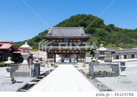 恐山霊場にある山門と境内のイメージ 36124788