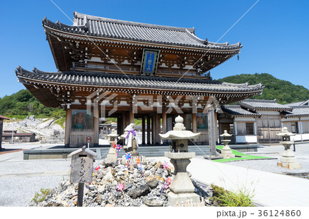 恐山霊場にある山門と風車のイメージ 恐山霊場にある山門と風車のイメージ 36124860