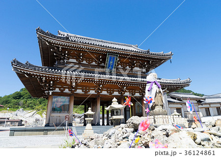 恐山霊場にある山門と風車のイメージ 36124861