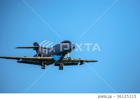 飛翔する航空自衛隊救難機 36125115