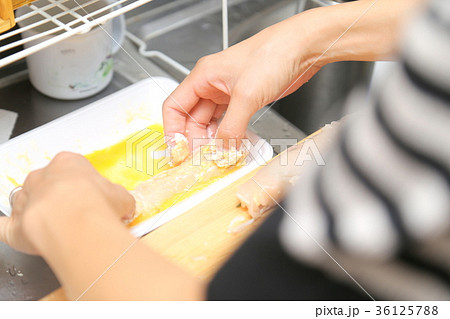 揚げ物料理シーン 36125788