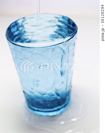 コップから溢れる水の写真素材