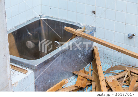 住宅解体業者　家を壊す　半壊　建築物解体作業　木材　廃材　ぶっ壊す　日本建築　 36127017