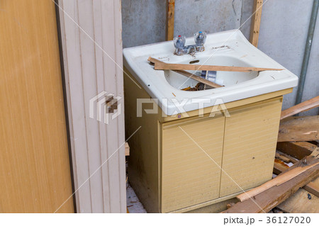 住宅解体業者 家を壊す 半壊 建築物解体作業 木材 廃材 ぶっ壊す 日本建築 住宅解体業者 家を壊す 半壊 建築物解体作業 木材 廃材 ぶっ壊す 日本建築 36127020