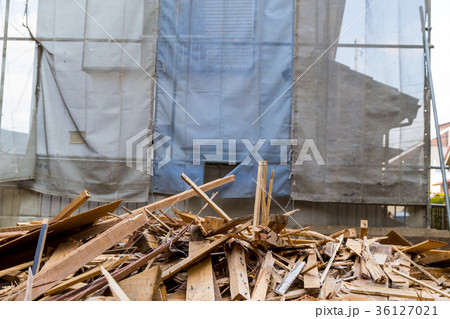 住宅解体業者 家を壊す 半壊 建築物解体作業 木材 廃材 ぶっ壊す 日本建築 住宅解体業者 家を壊す 半壊 建築物解体作業 木材 廃材 ぶっ壊す 日本建築 36127021