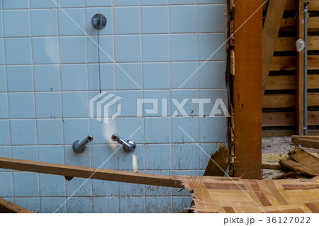 住宅解体業者　家を壊す　半壊　建築物解体作業　木材　廃材　ぶっ壊す　日本建築　 36127022