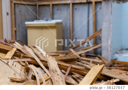 住宅解体業者 家を壊す 半壊 建築物解体作業 木材 廃材 ぶっ壊す 日本建築 の写真素材