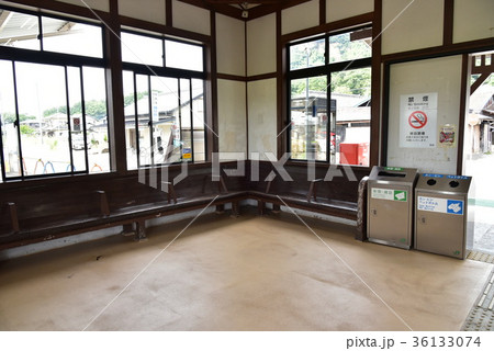 岩舟駅の待合室 36133074