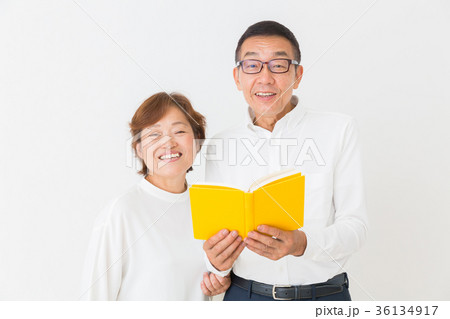 本を読むシニア夫婦 本を読むシニア夫婦 36134917