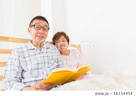 本を読むシニア夫婦　ベッド 36134958