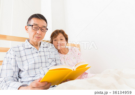 本を読むシニア夫婦　ベッド 36134959