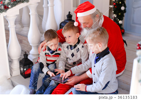 Little boys presented new tablet by Father 36135183
