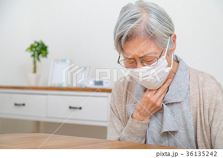 咳をするシニア女性　病気の高齢者　マスクをした高齢者　老人　風邪　病気 36135242