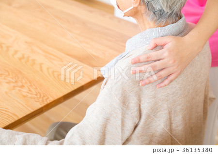 風邪を引いたお婆さんと介護士 マスクをした高齢者 老人 風邪 病気 風邪を引いたお婆さんと介護士 マスクをした高齢者 老人 風邪 病気 36135380