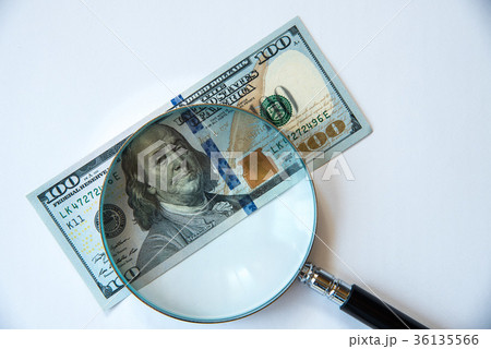 基軸通貨米ドルのお札と虫眼鏡 36135566