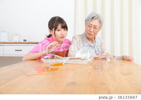 食事を拒否する高齢者とそれに対応する介護士　高齢者　介護 36135607