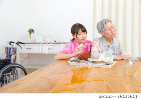 食事を拒否する高齢者とそれに対応する介護士　高齢者　介護 36135611