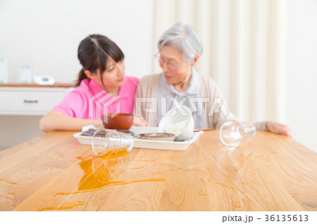 食事を拒否する高齢者とそれに対応する介護士　高齢者　介護 36135613