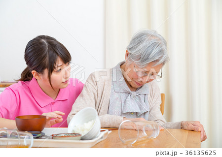 食事を拒否する高齢者とそれに対応する介護士　高齢者　介護 36135625