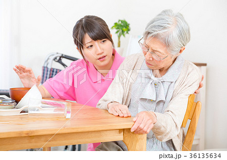 食事を拒否する高齢者とそれに対応する介護士 高齢者 介護 食事を拒否する高齢者とそれに対応する介護士 高齢者 介護 36135634