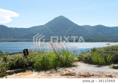 恐山霊場の五智山展望台から眺める宇曽利湖の風景 36135669
