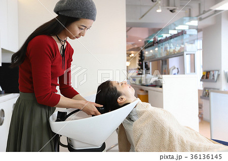 美容院　シャンプー 36136145