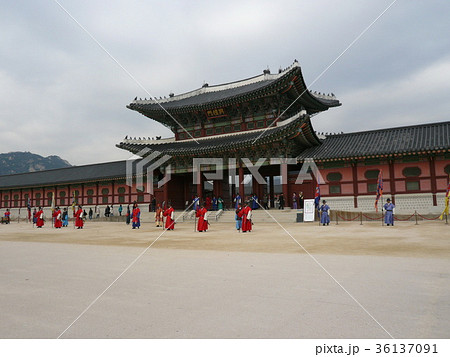 韓国ソウルの観光名所、朝鮮時代の正宮である景福宮で守門軍の交代儀式を再現した王宮守門将交代儀式 36137091