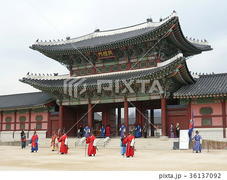 韓国ソウルの観光名所 朝鮮時代の正宮である景福宮で守門軍の交代儀式を再現した王宮守門将交代儀式の写真素材
