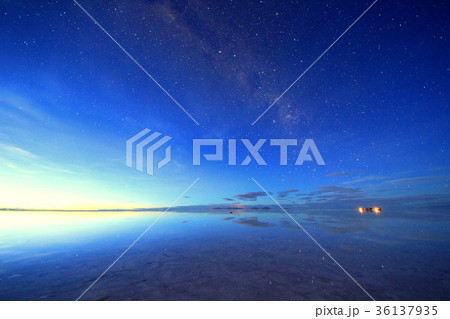 ウユニ塩湖の星空の写真素材