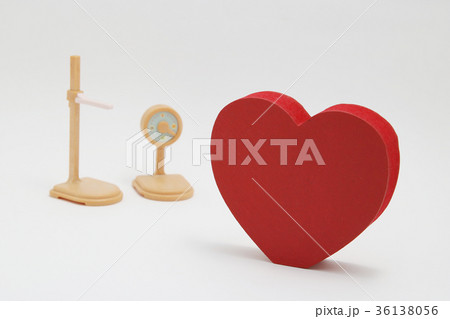 ハートと体重計と身長計 健康診断イメージ ハートと体重計と身長計 健康診断イメージ 36138056