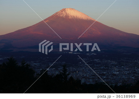 朝焼けに染まる富士山 36138969