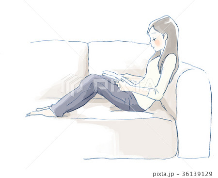 ソファでくつろぐ女性 36139129