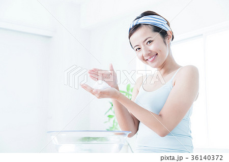 洗顔 クレンジング ビューティー 女性 スキンケア ビューティ 若い女性 美容 洗顔 クレンジング ビューティー 女性 スキンケア ビューティ 若い女性 美容 36140372