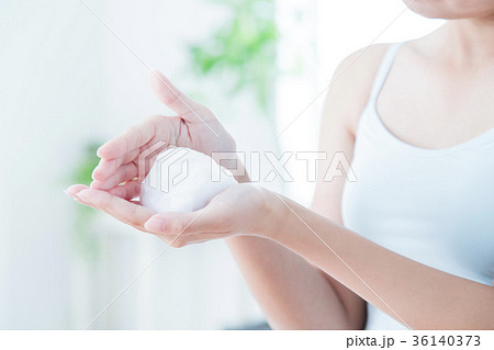 洗顔　クレンジング　ビューティー　女性　スキンケア　ビューティ　若い女性　美容 36140373